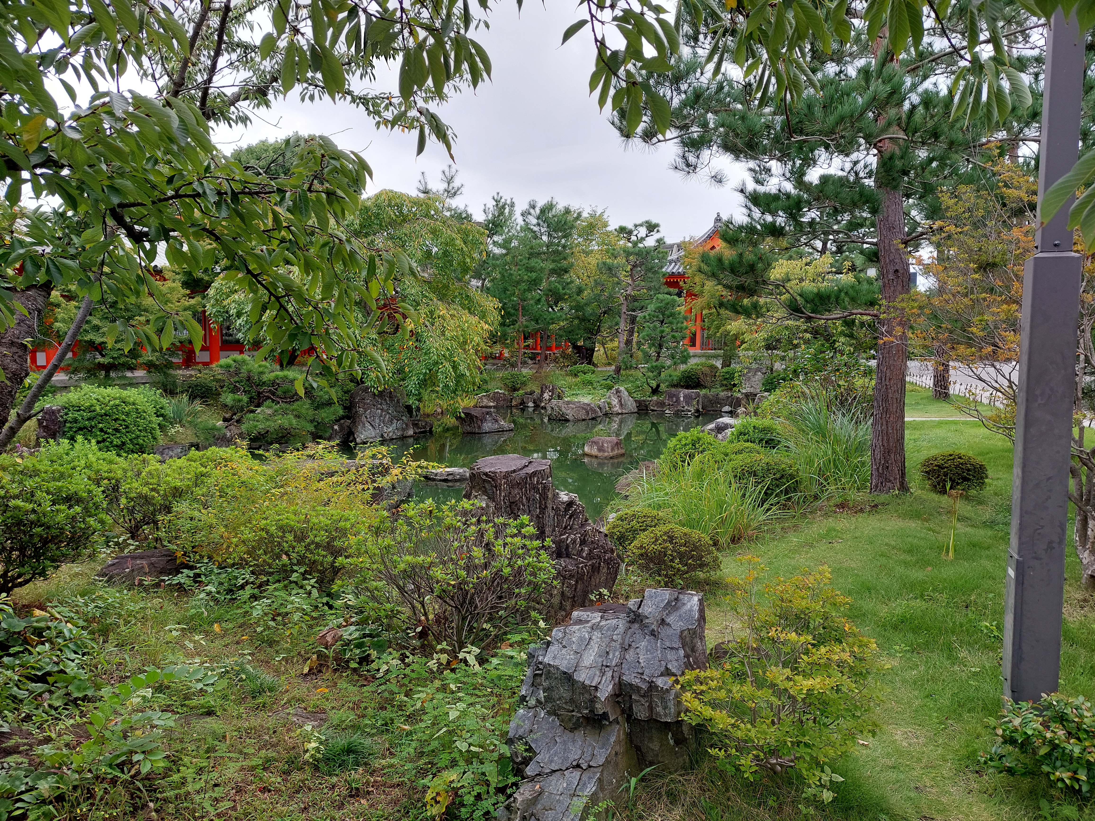 三十三間堂の庭の池