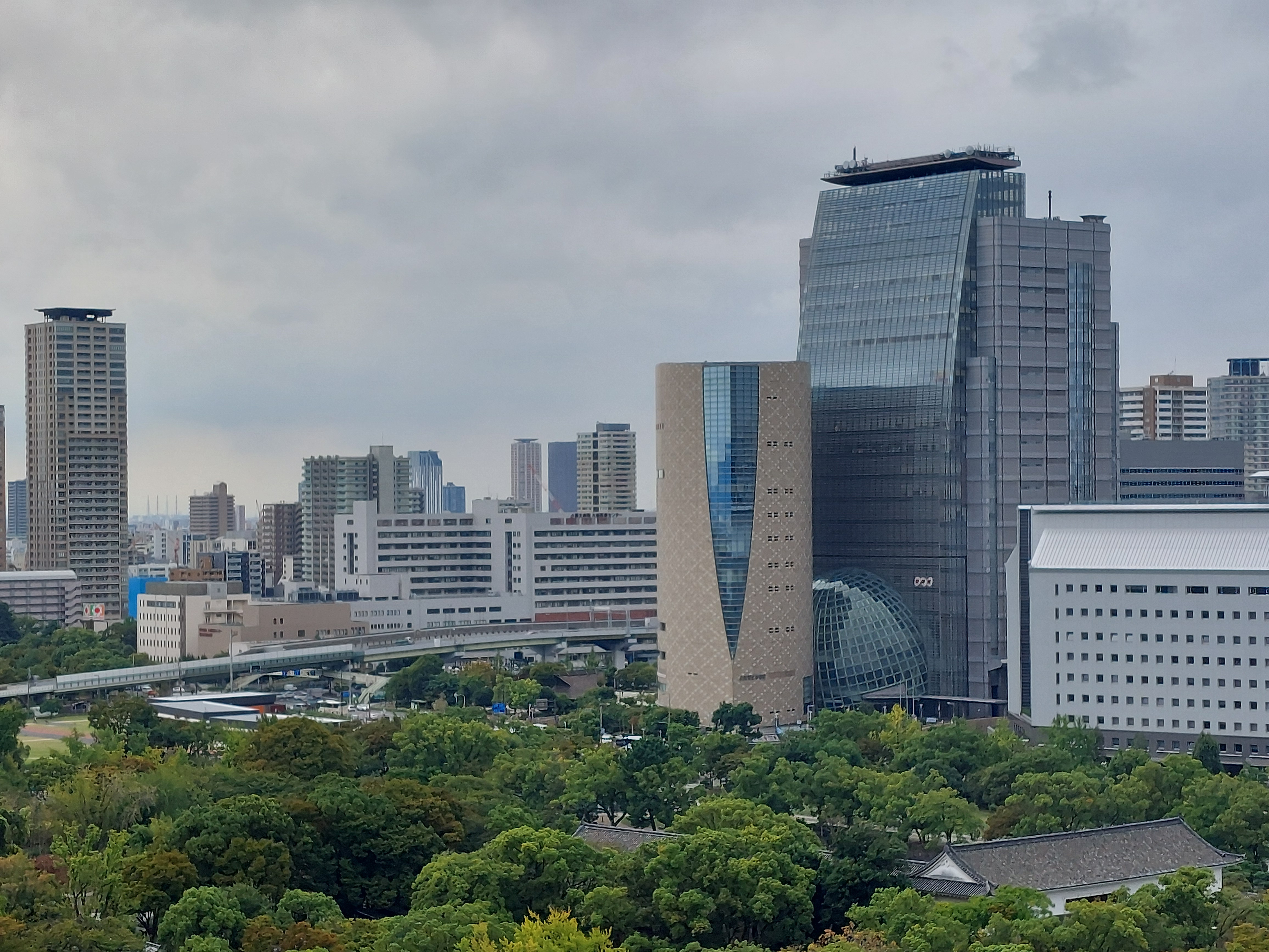 大阪城の最上階からの大阪歴史博物館の眺め