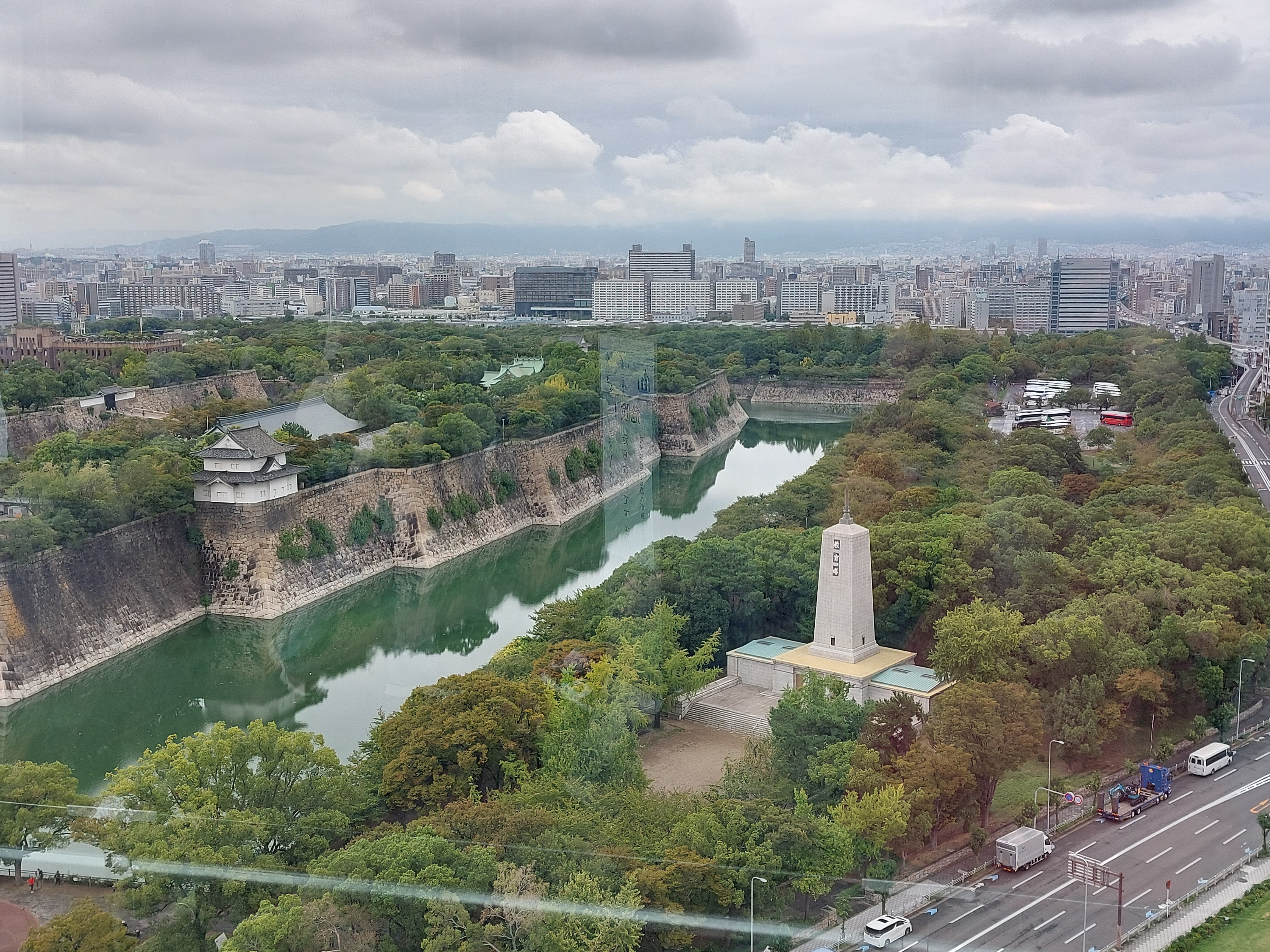 大阪歴史博物館から大阪城の外堀の眺め