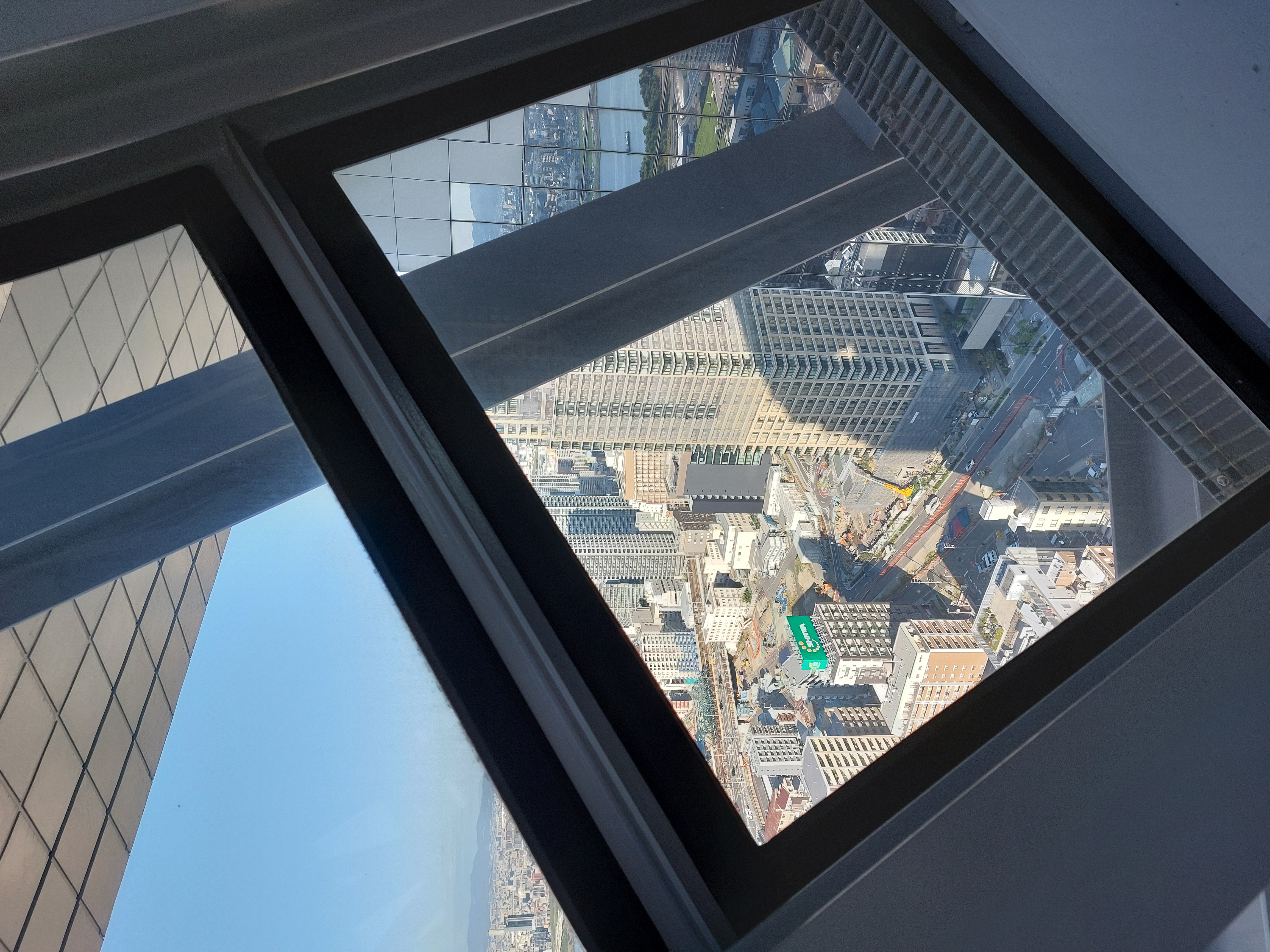 梅田スカイビルのエスカレ>ーターからの眺め