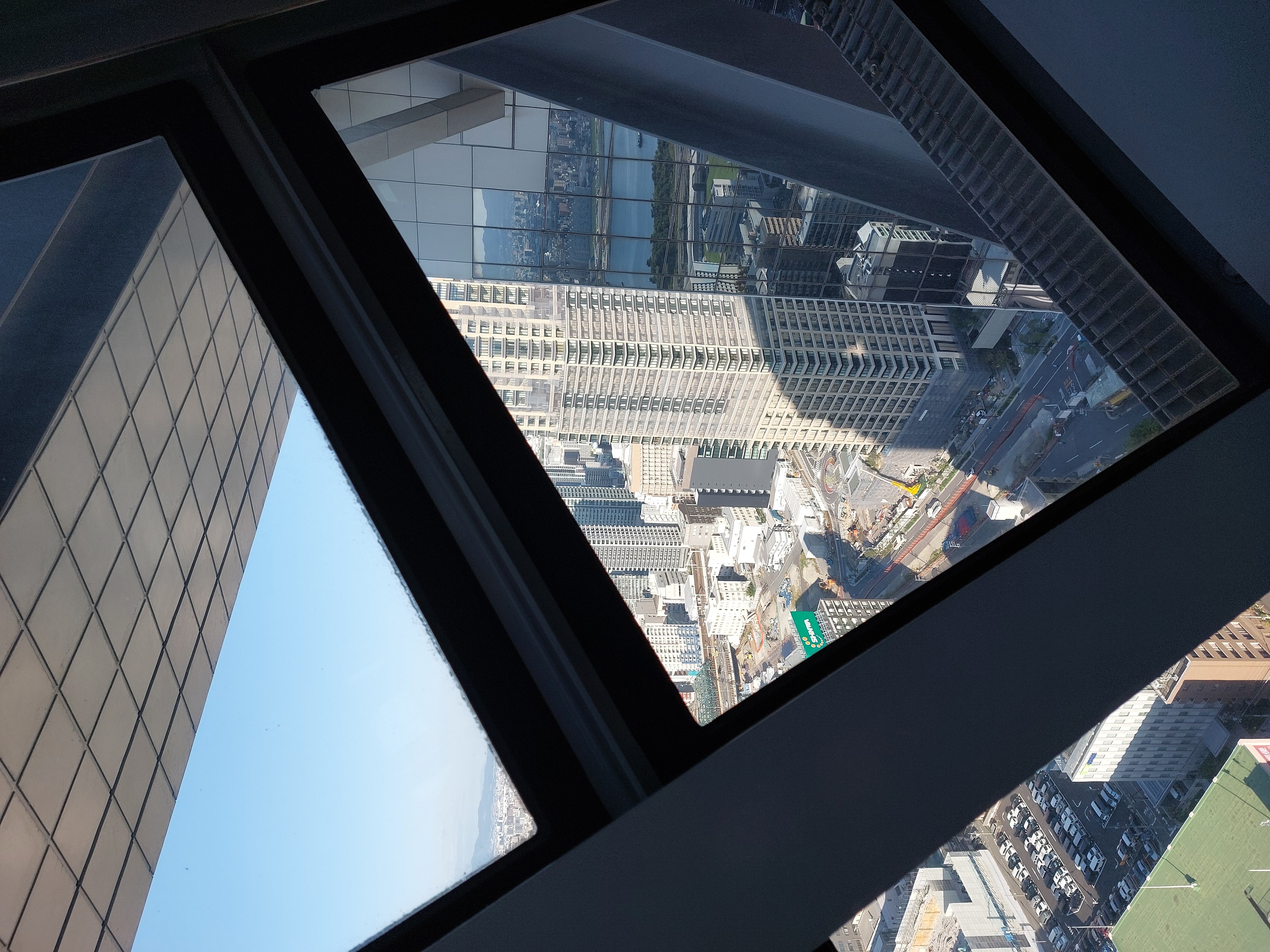 梅田スカイビルのエスカレ>ーターからの眺め