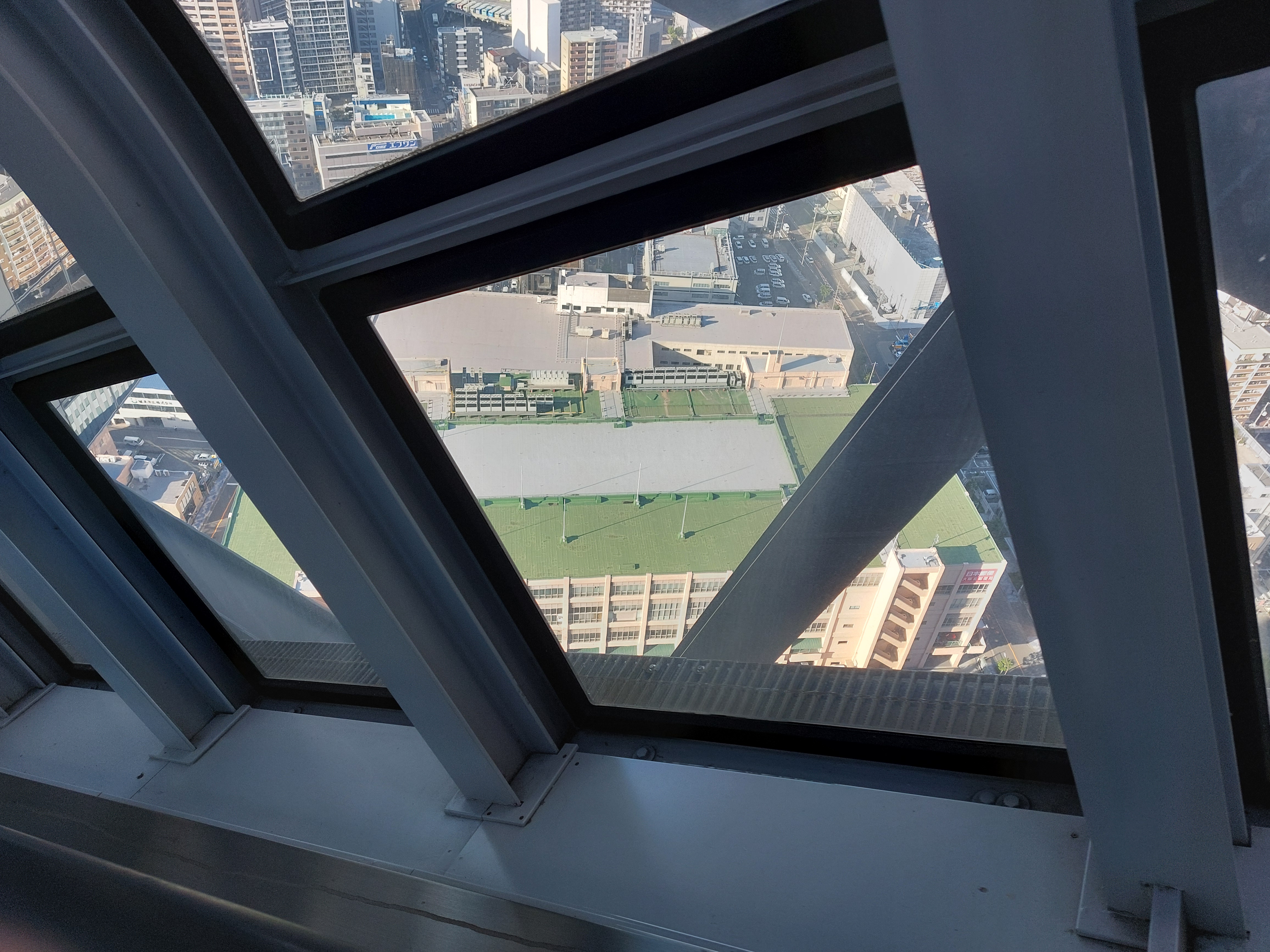 梅田スカイビルのエスカレ>ーターからの眺め