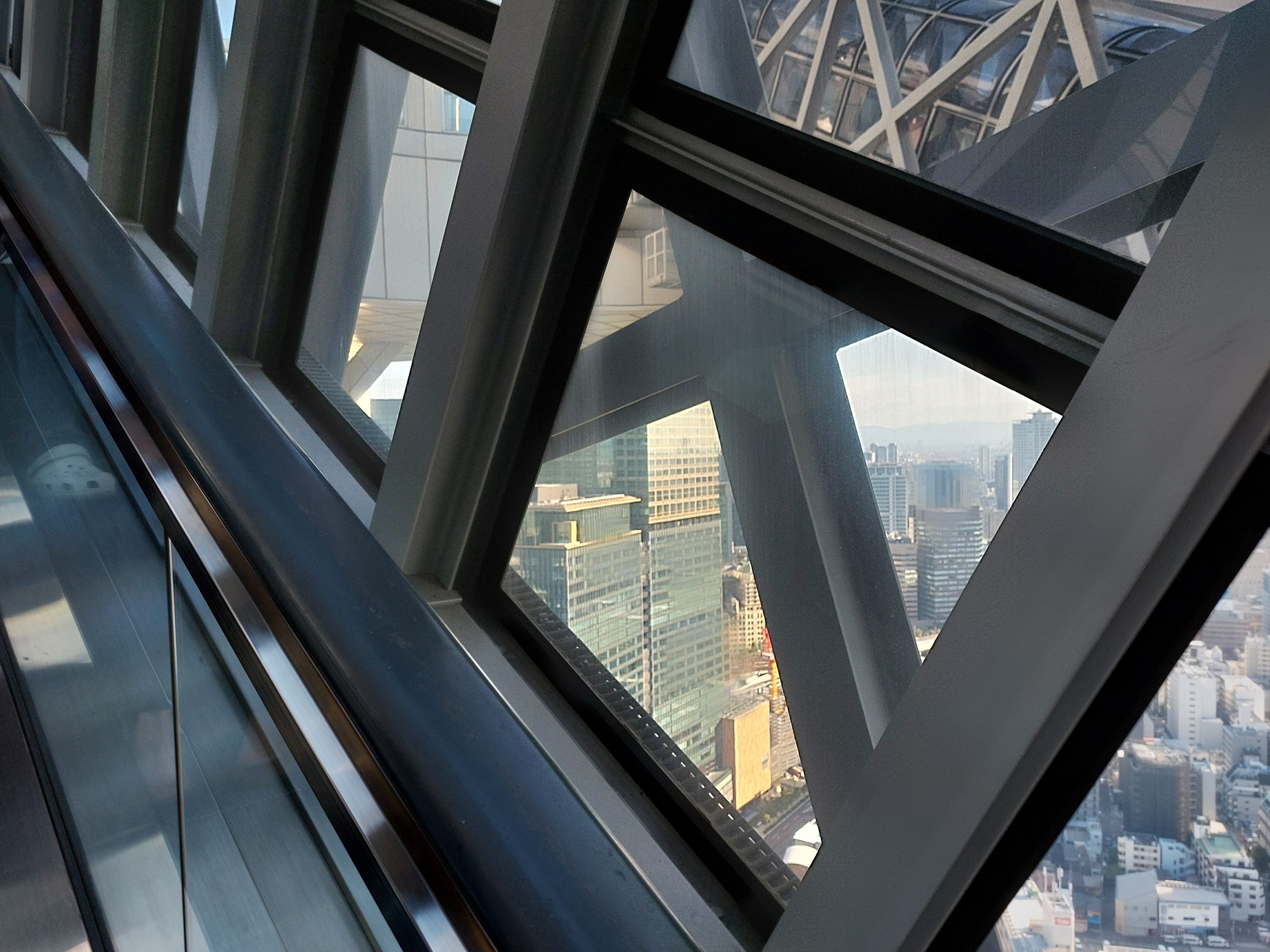 梅田スカイビルのエスカレ>ーターからの眺め