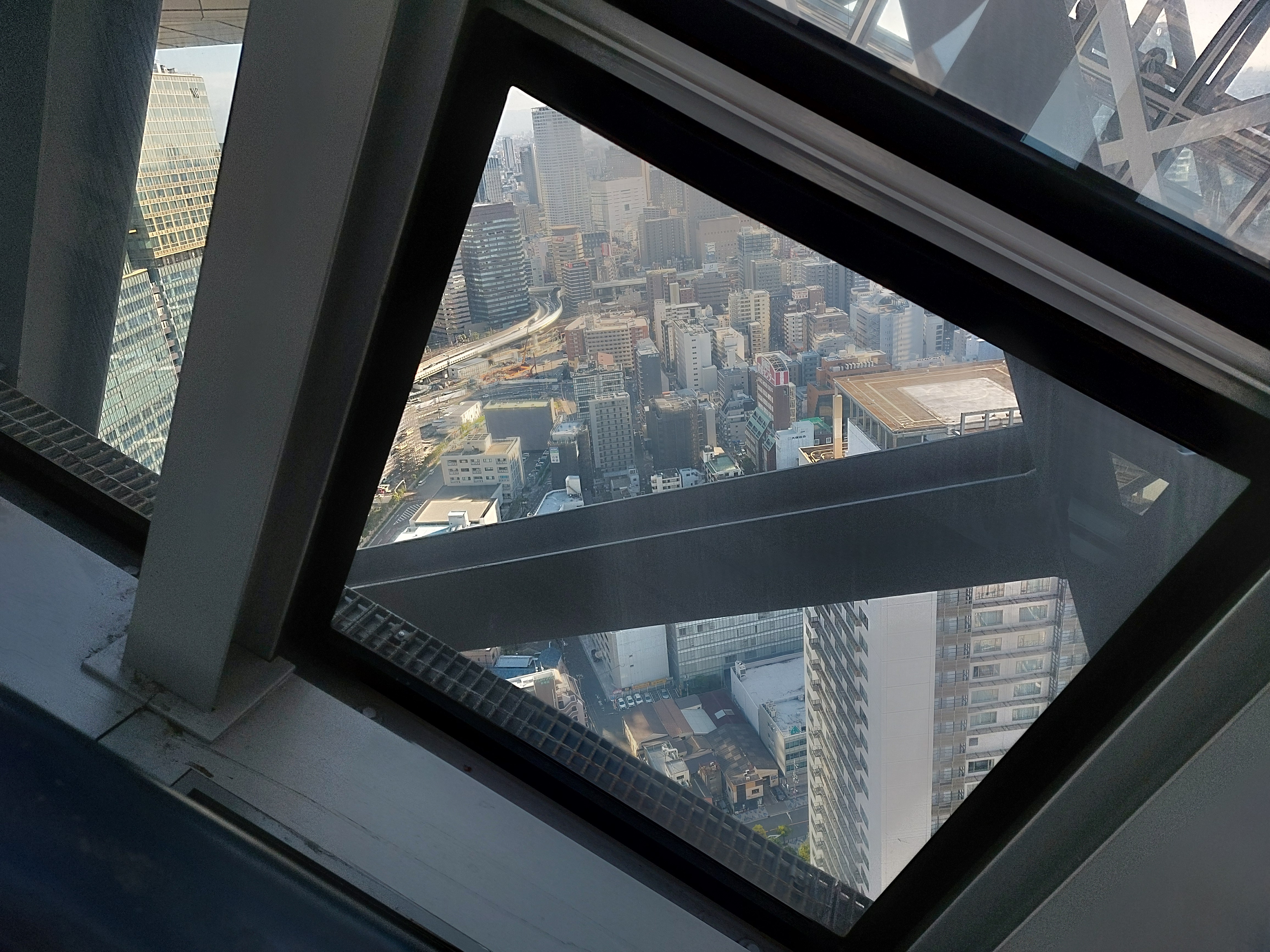 梅田スカイビルのエスカレ>ーターからの眺め