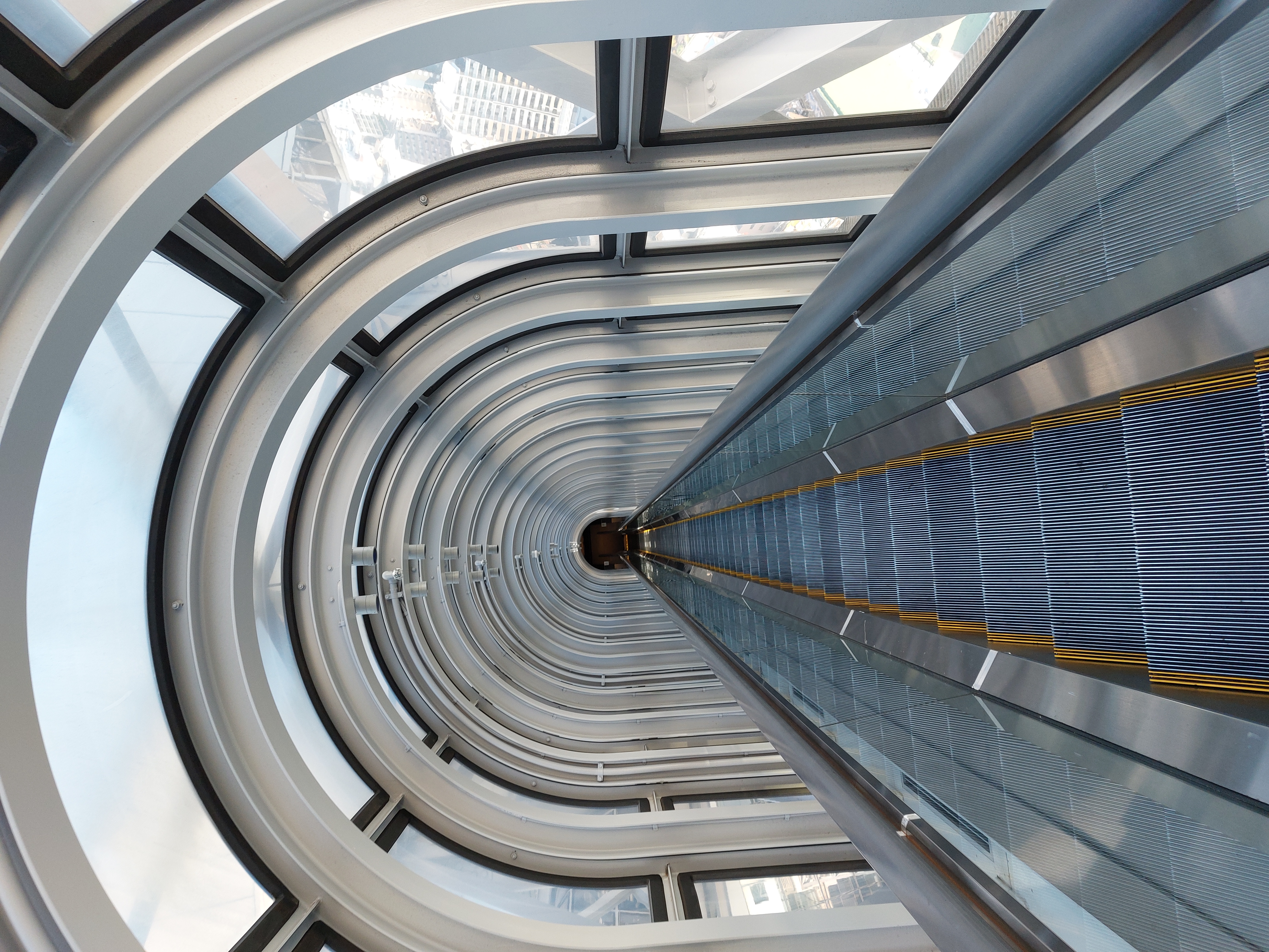 梅田スカイビルのエスカレ>ーターの眺め