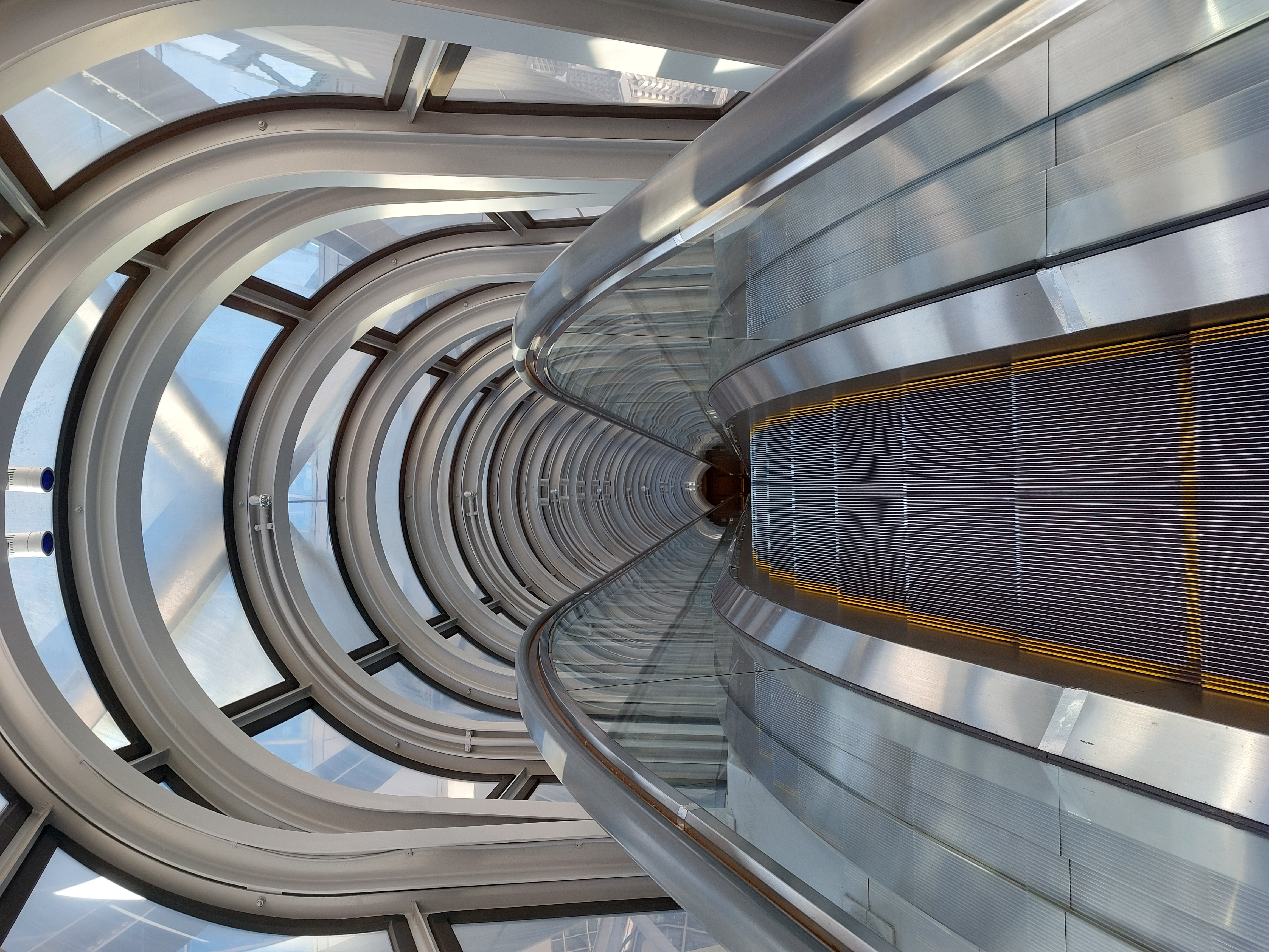 梅田スカイビルのエスカレ>ーターの眺め