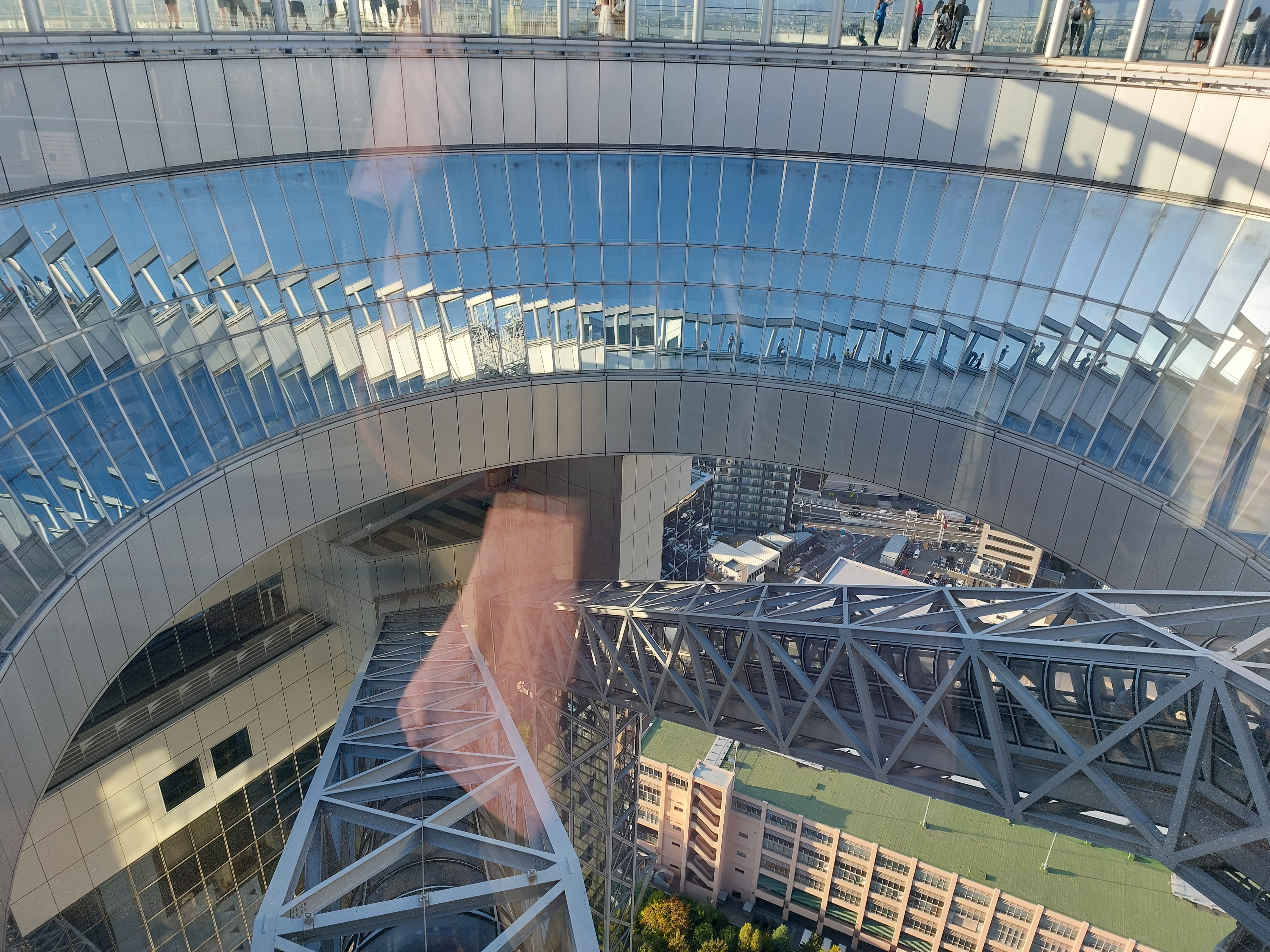 梅田スカイビルの屋根からの眺め