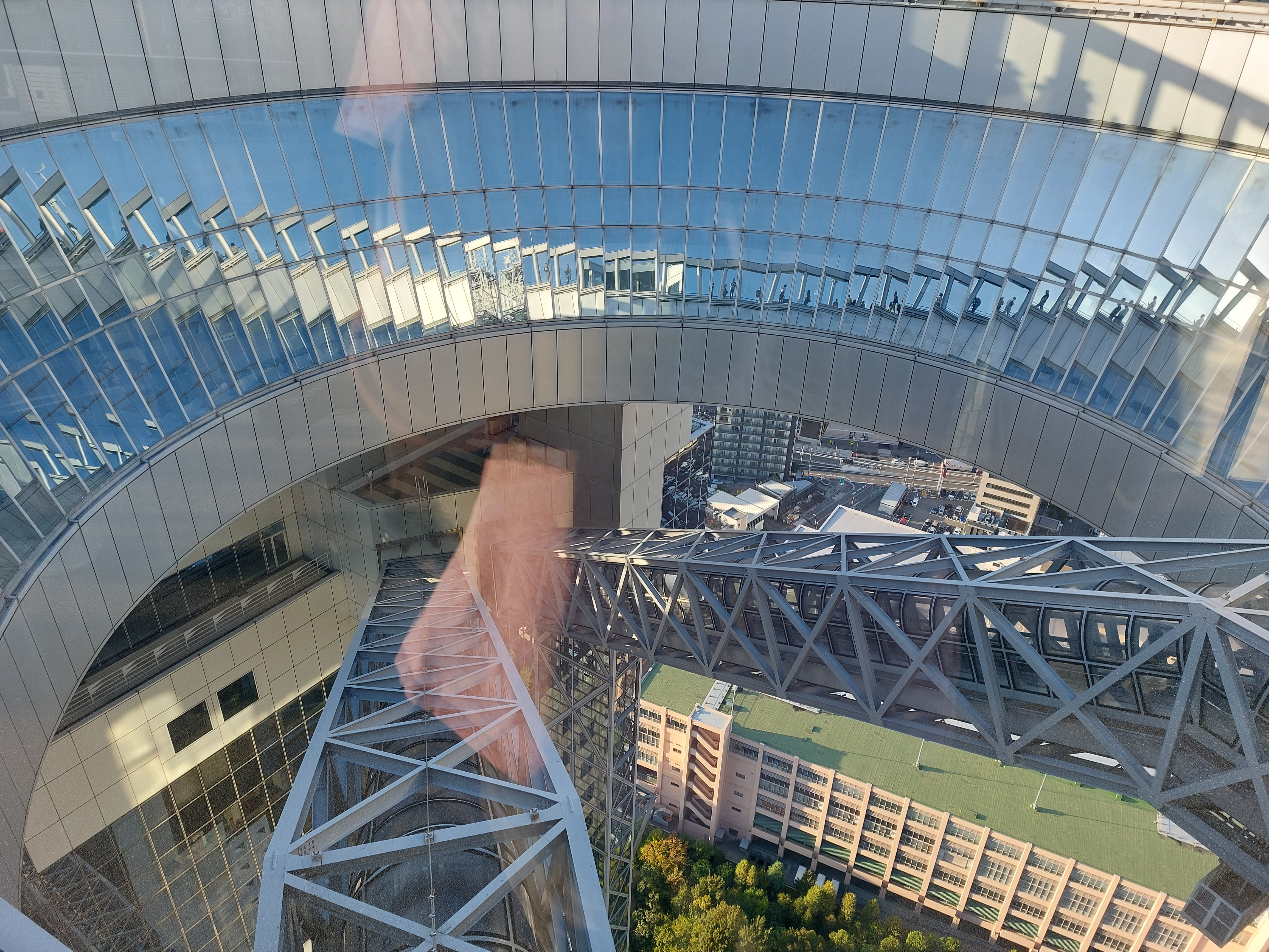 梅田スカイビルの屋根からの眺め