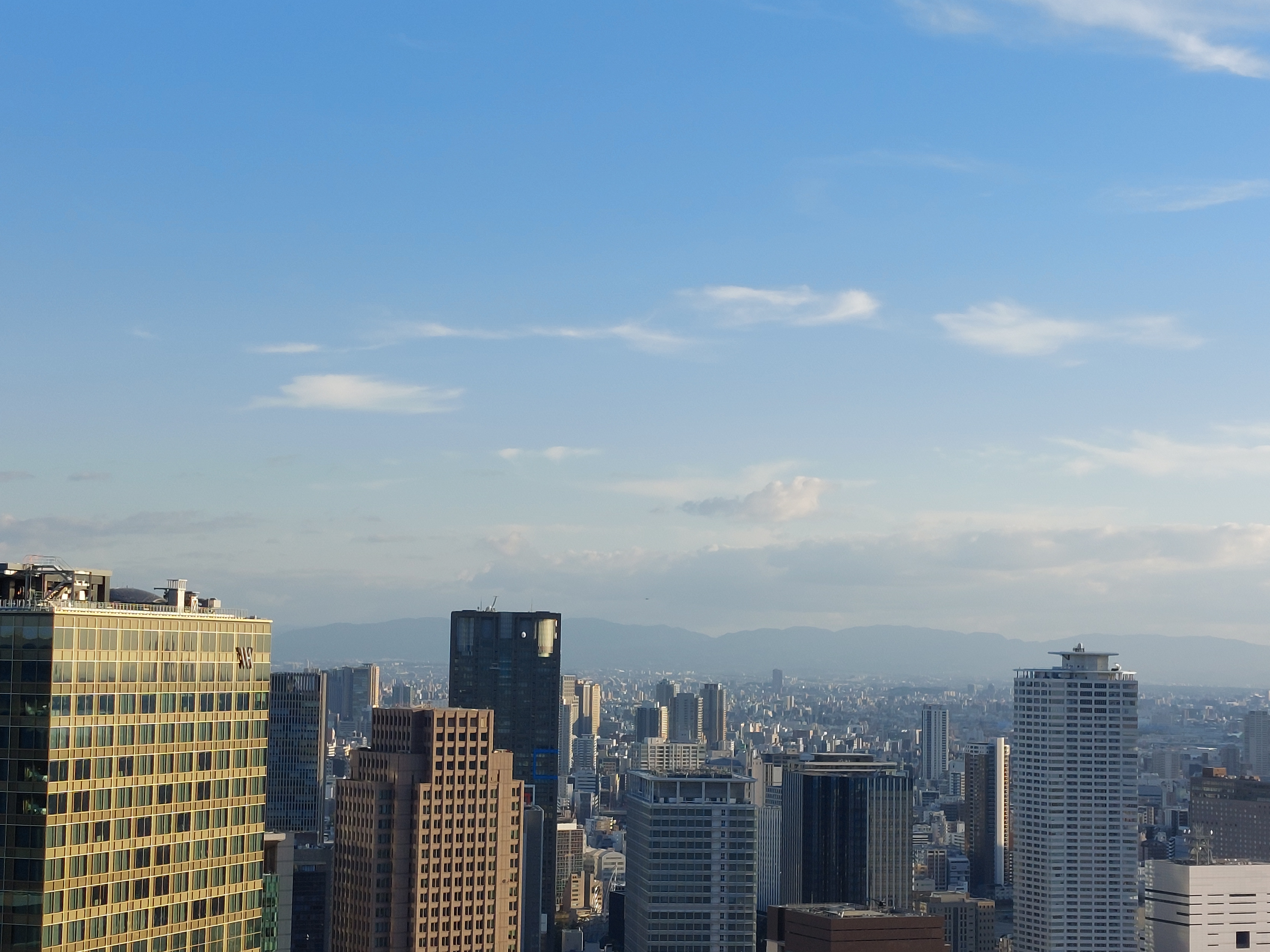 梅田スカイビルの屋根からの眺め