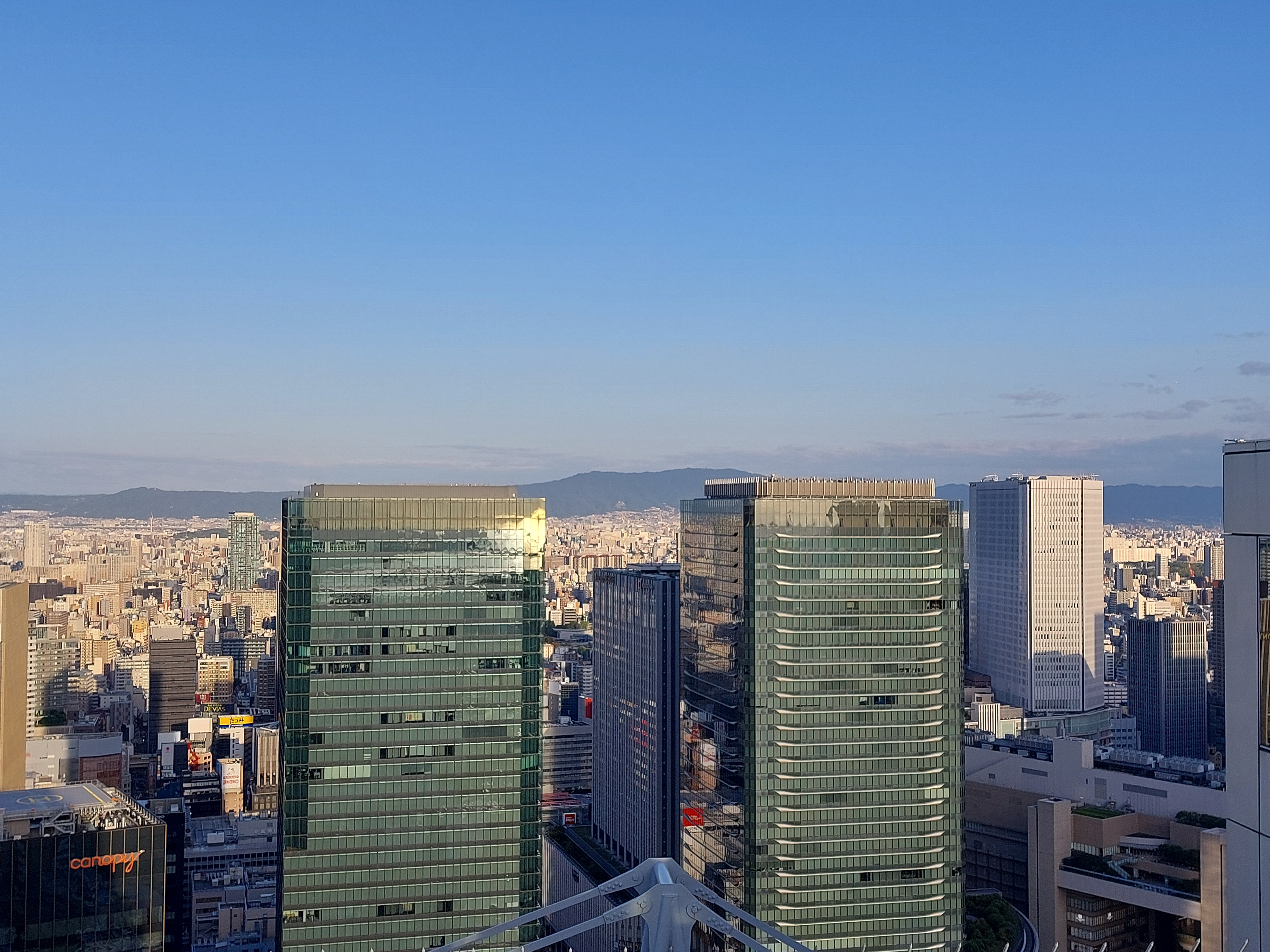 梅田スカイビルの屋根からの眺め