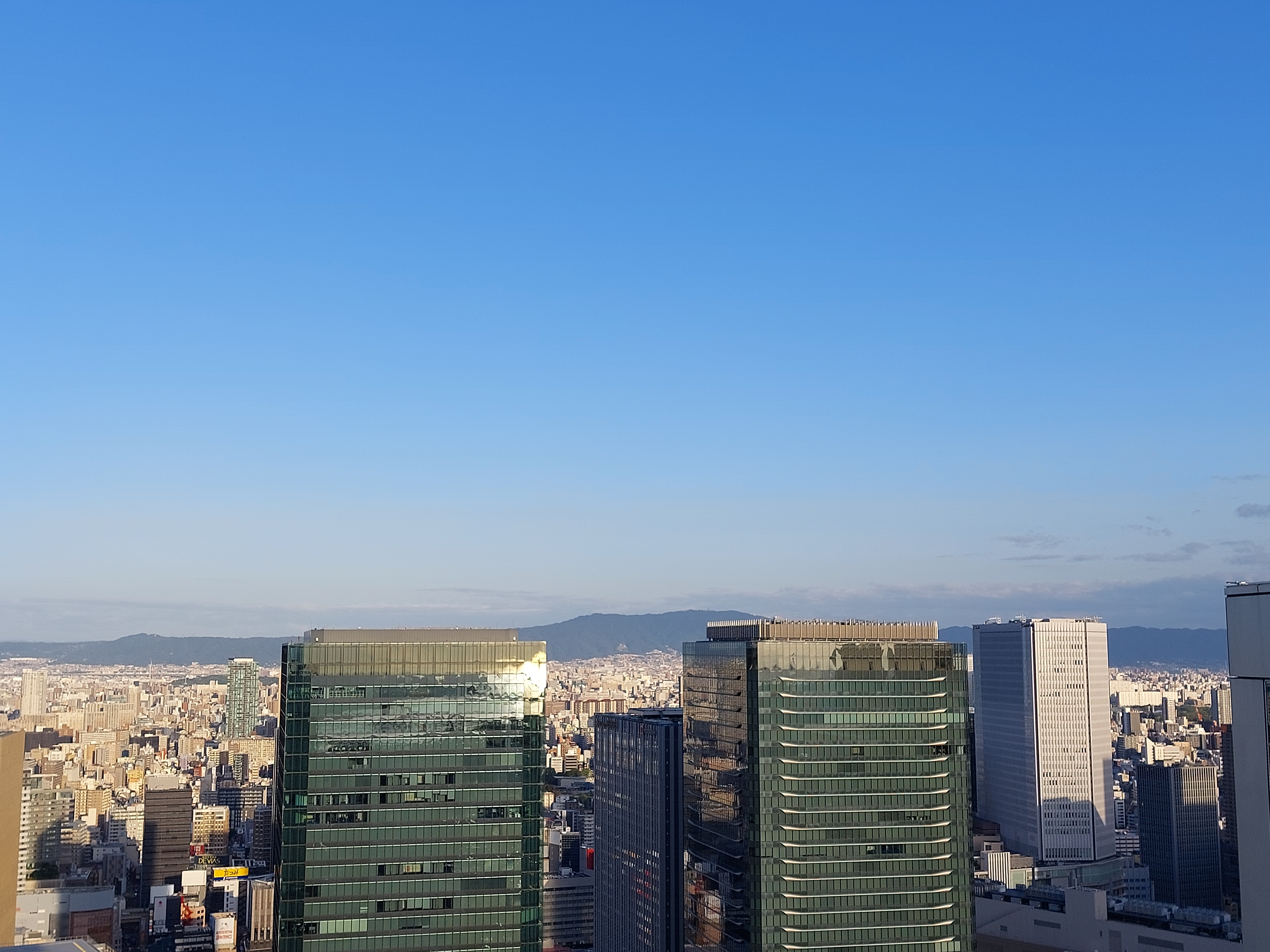 梅田スカイビルの屋根からの眺め