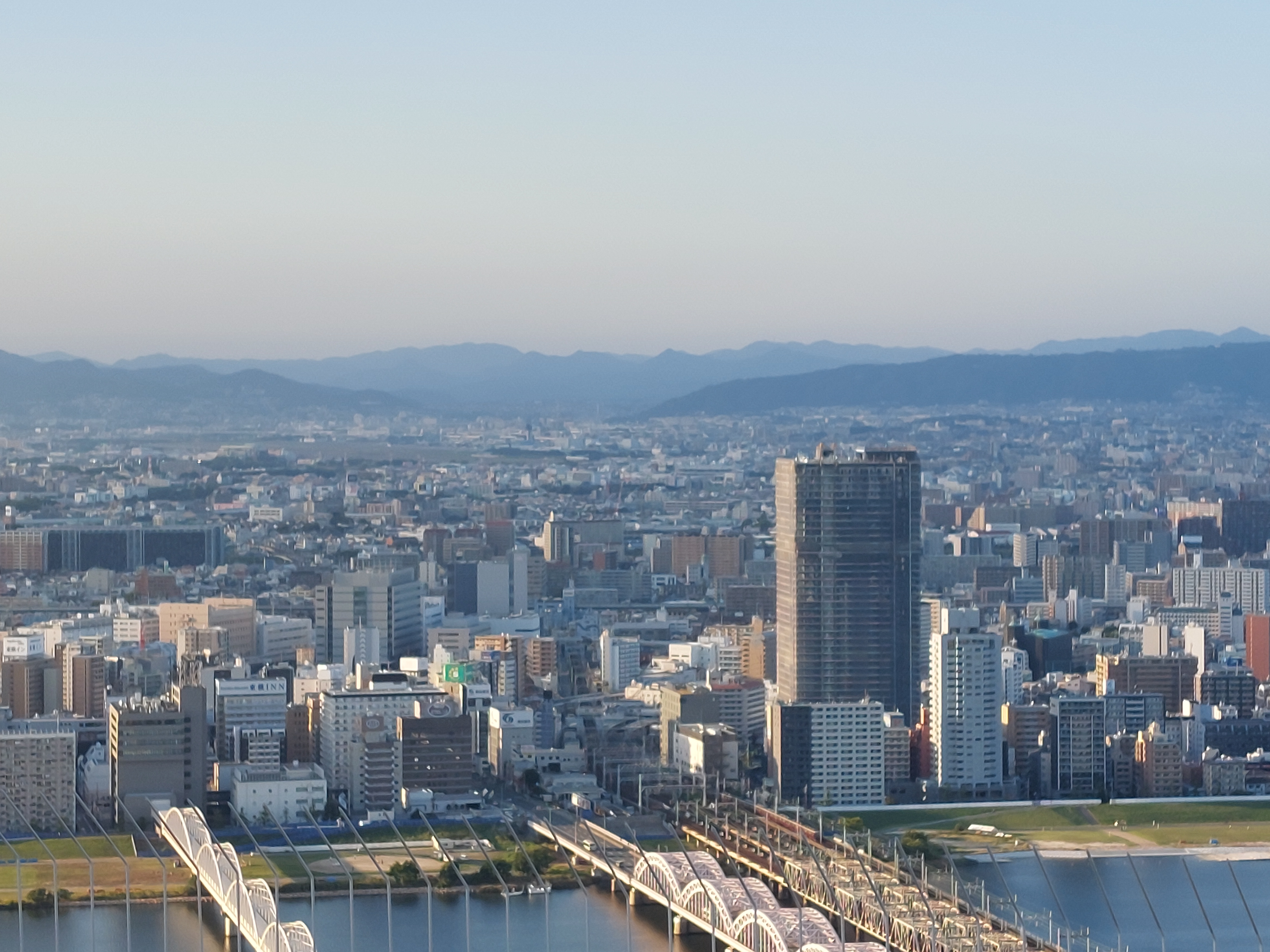 梅田スカイビルの屋根からの眺め