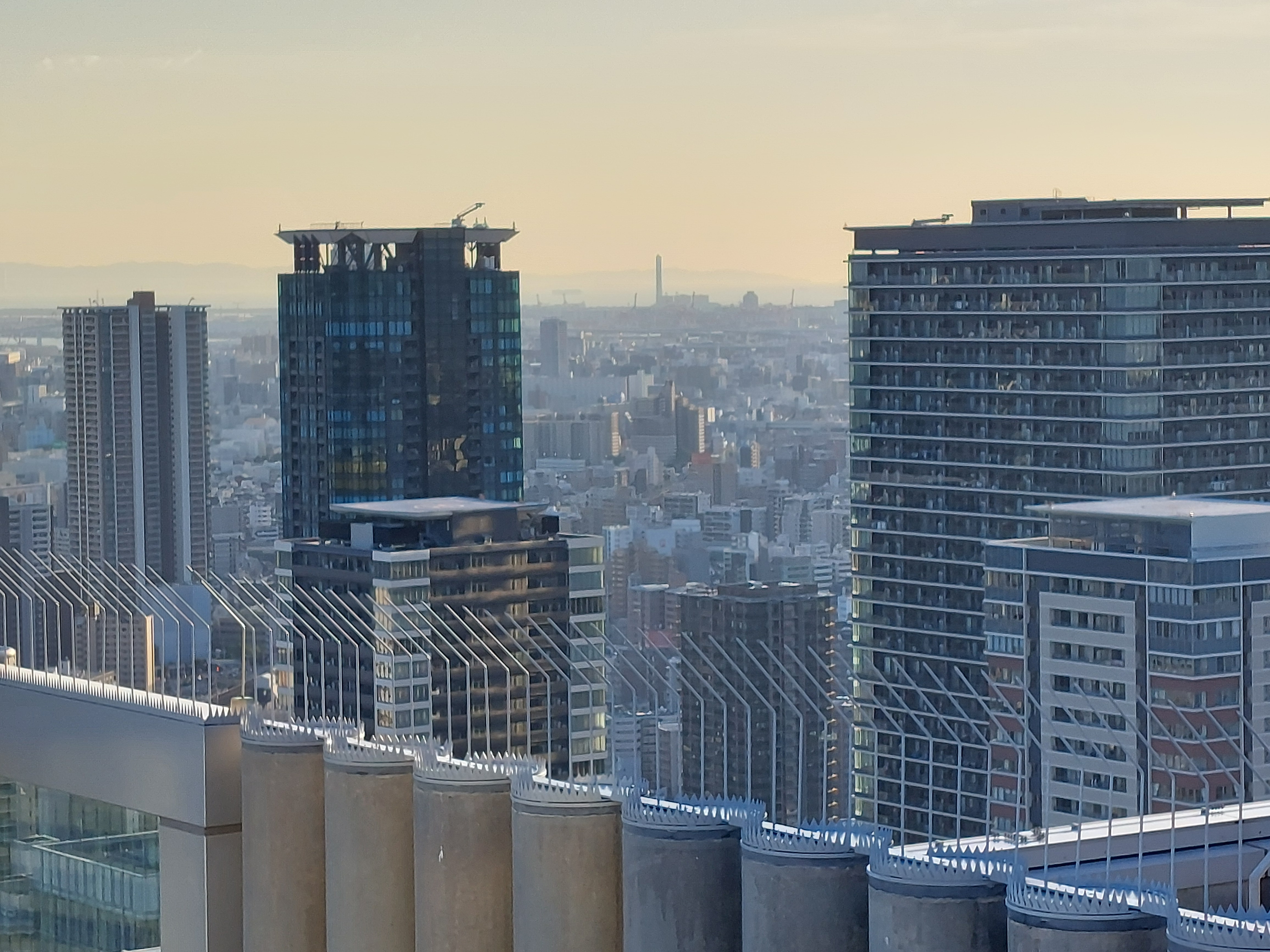 梅田スカイビルの屋根からの眺め