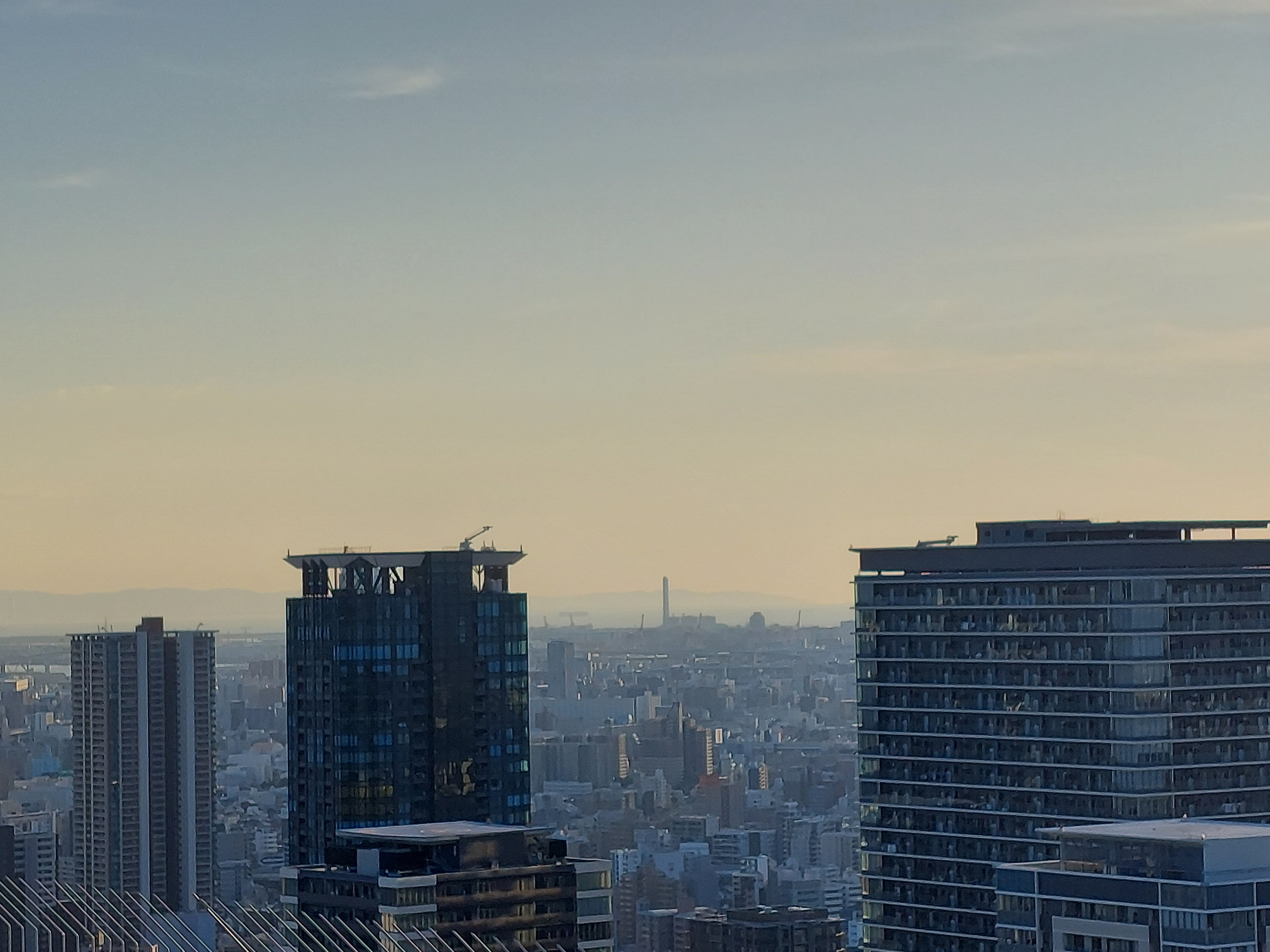 梅田スカイビルの屋根からの眺め
