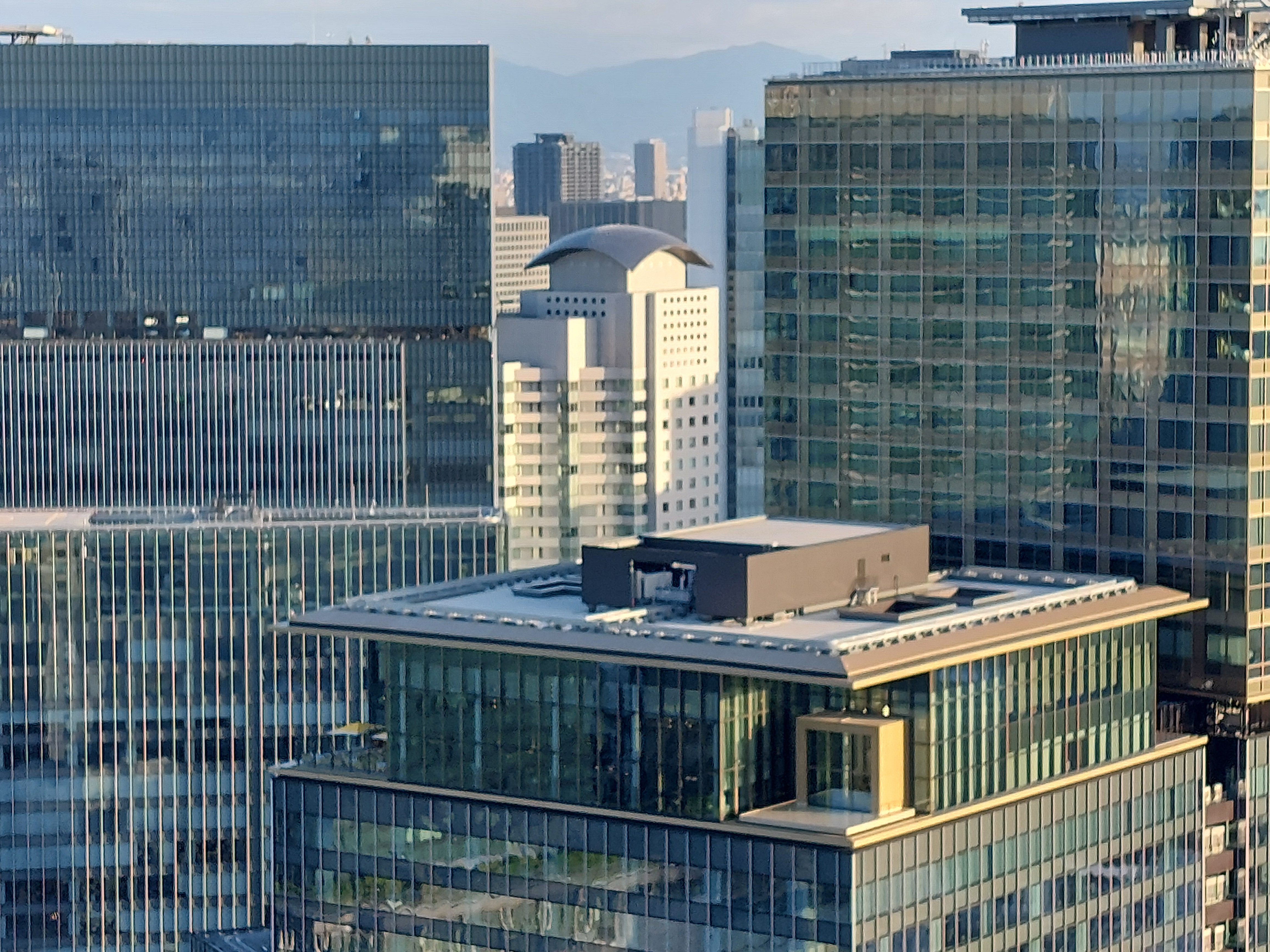 梅田スカイビルの屋根からの眺め