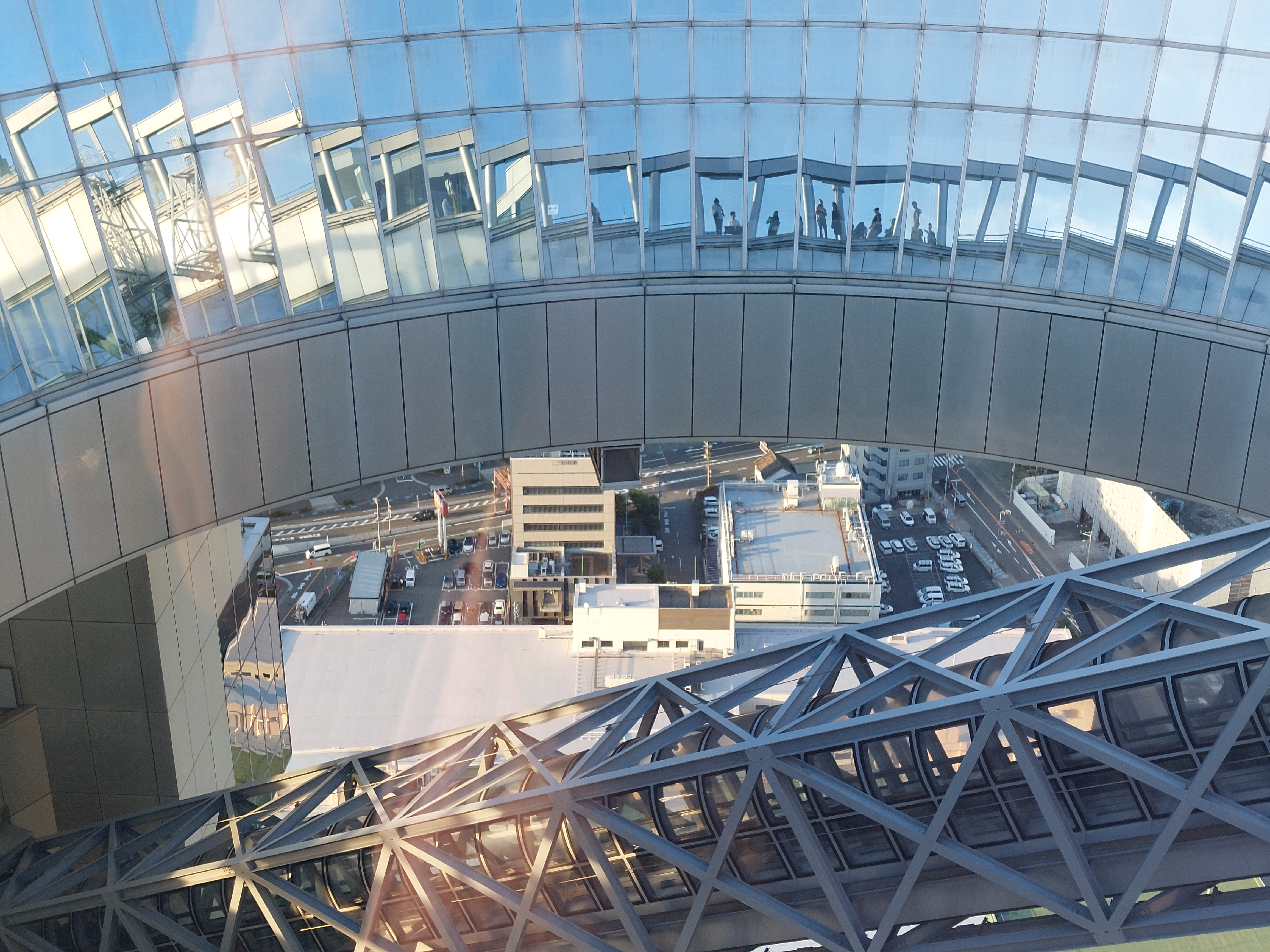 梅田スカイビルの屋根からの眺め