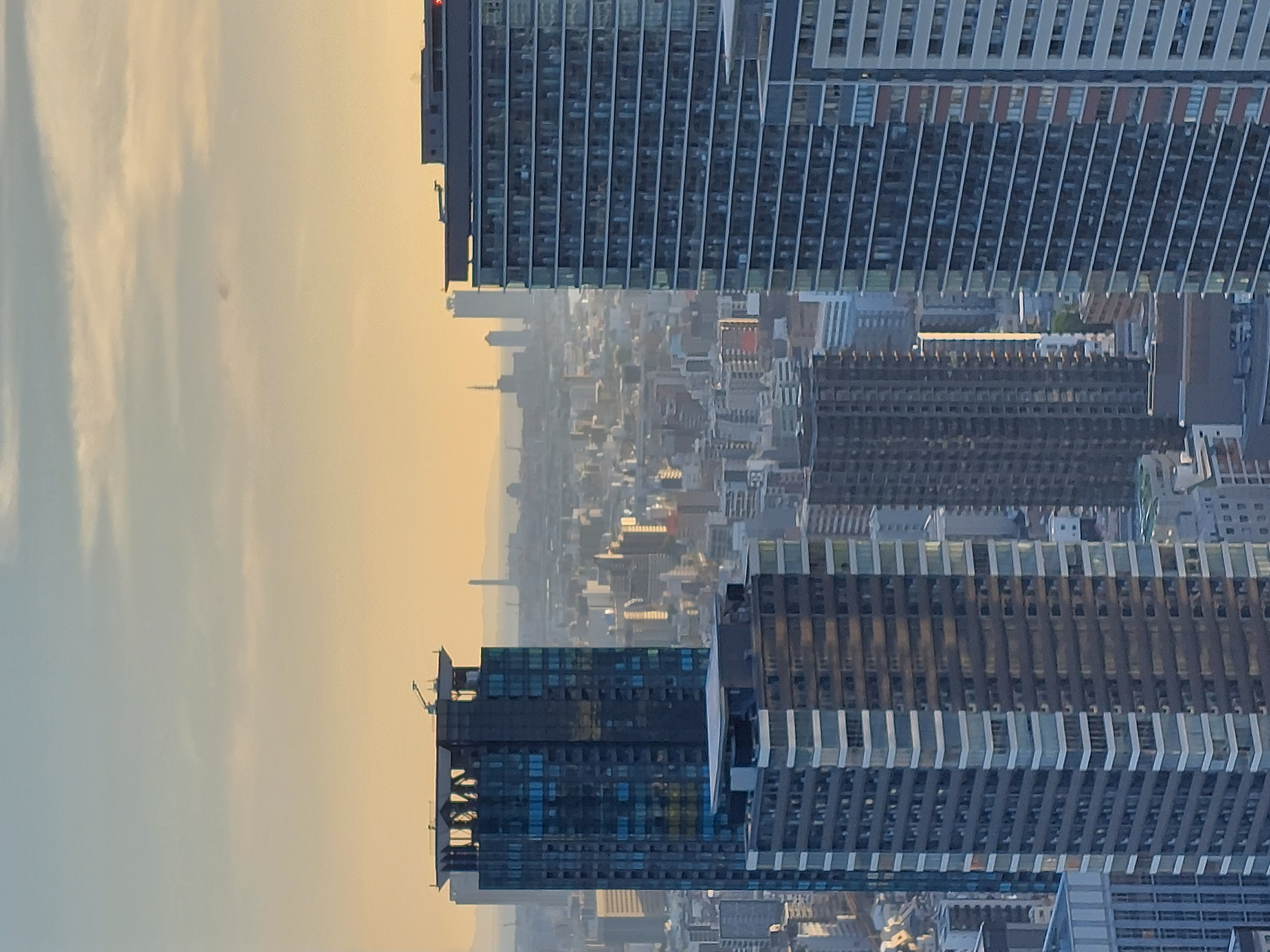 梅田スカイビルの屋根からの眺め