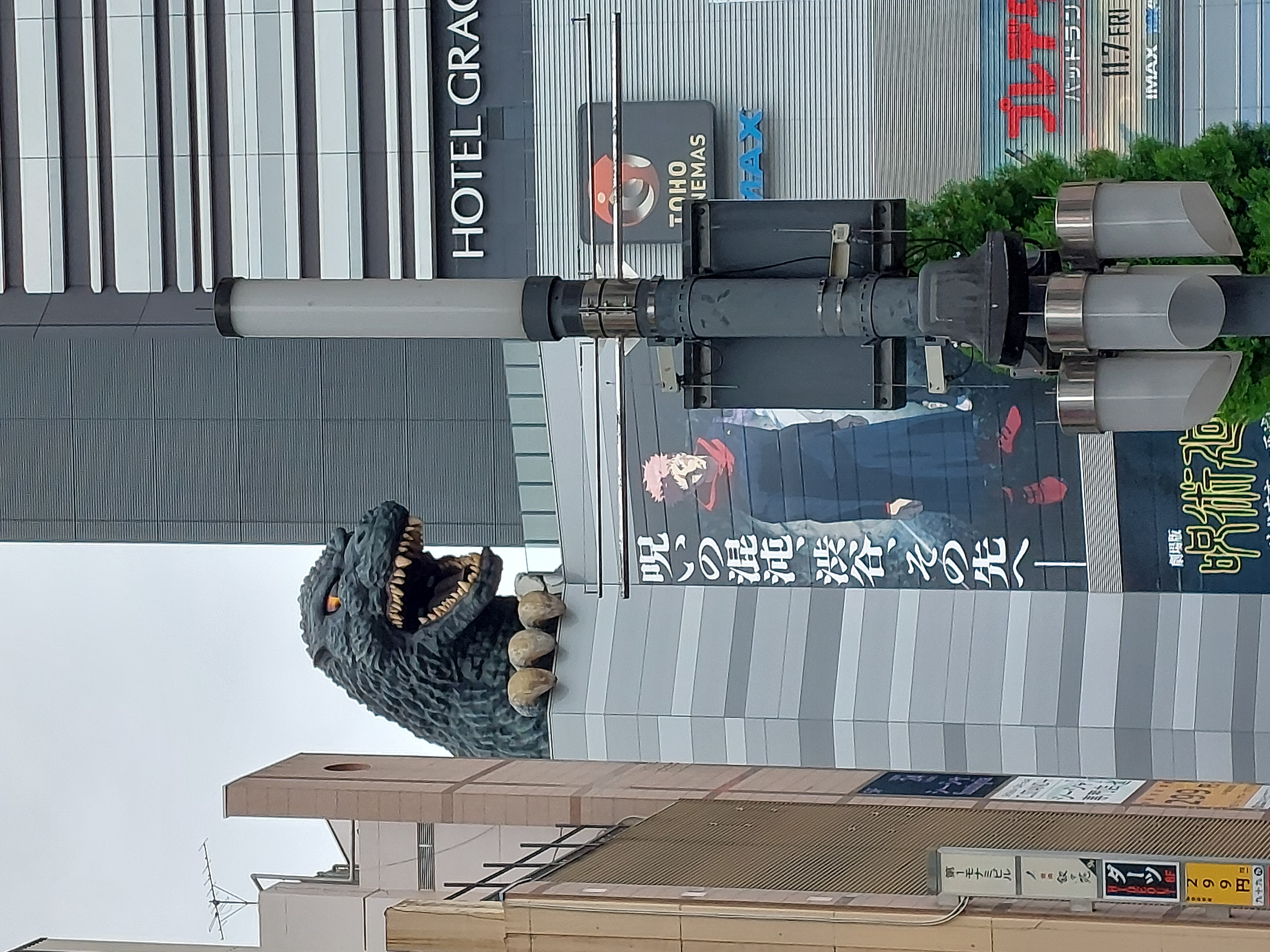 新宿ゴジラヘッド