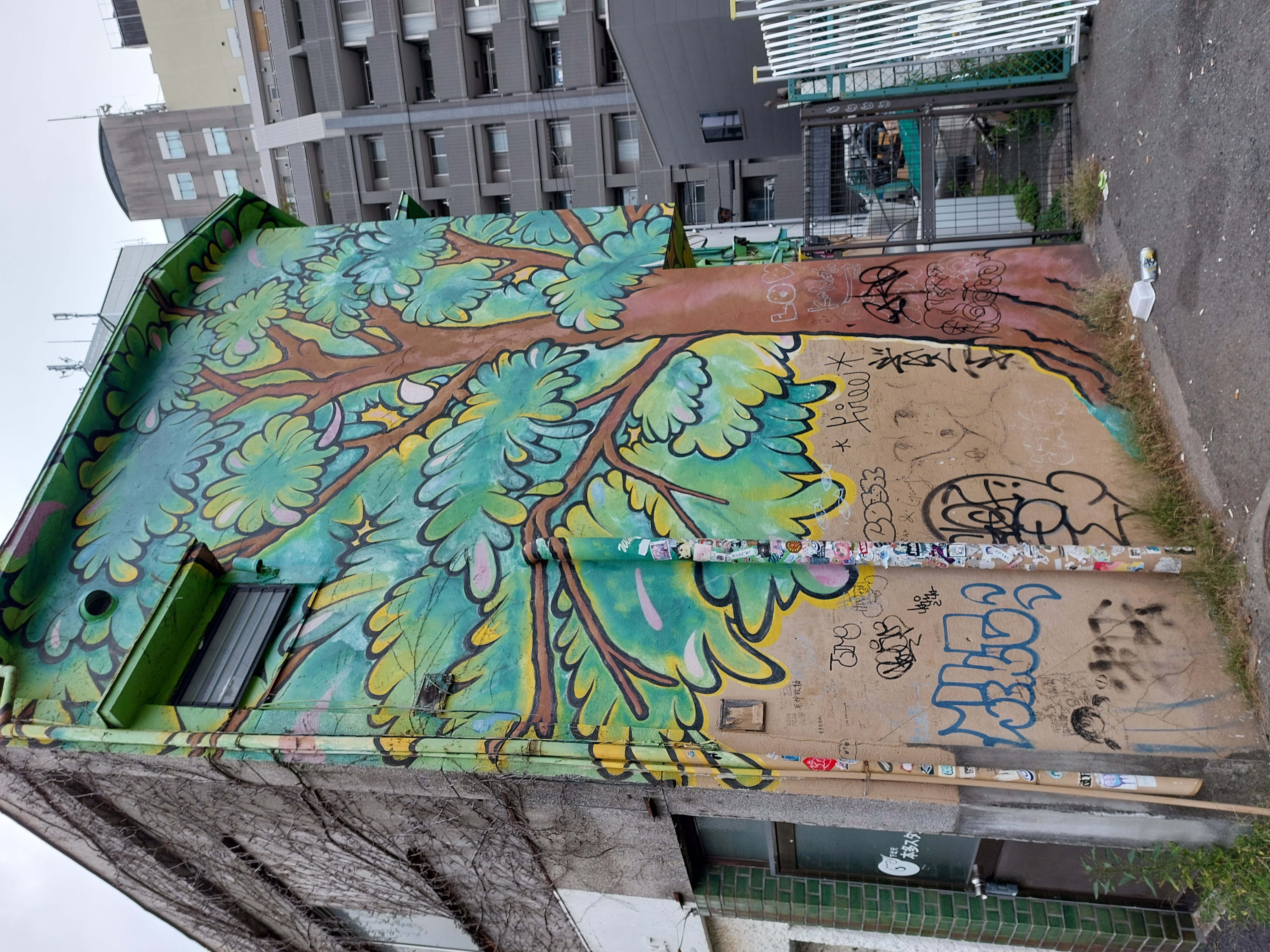 下北沢の木の壁画