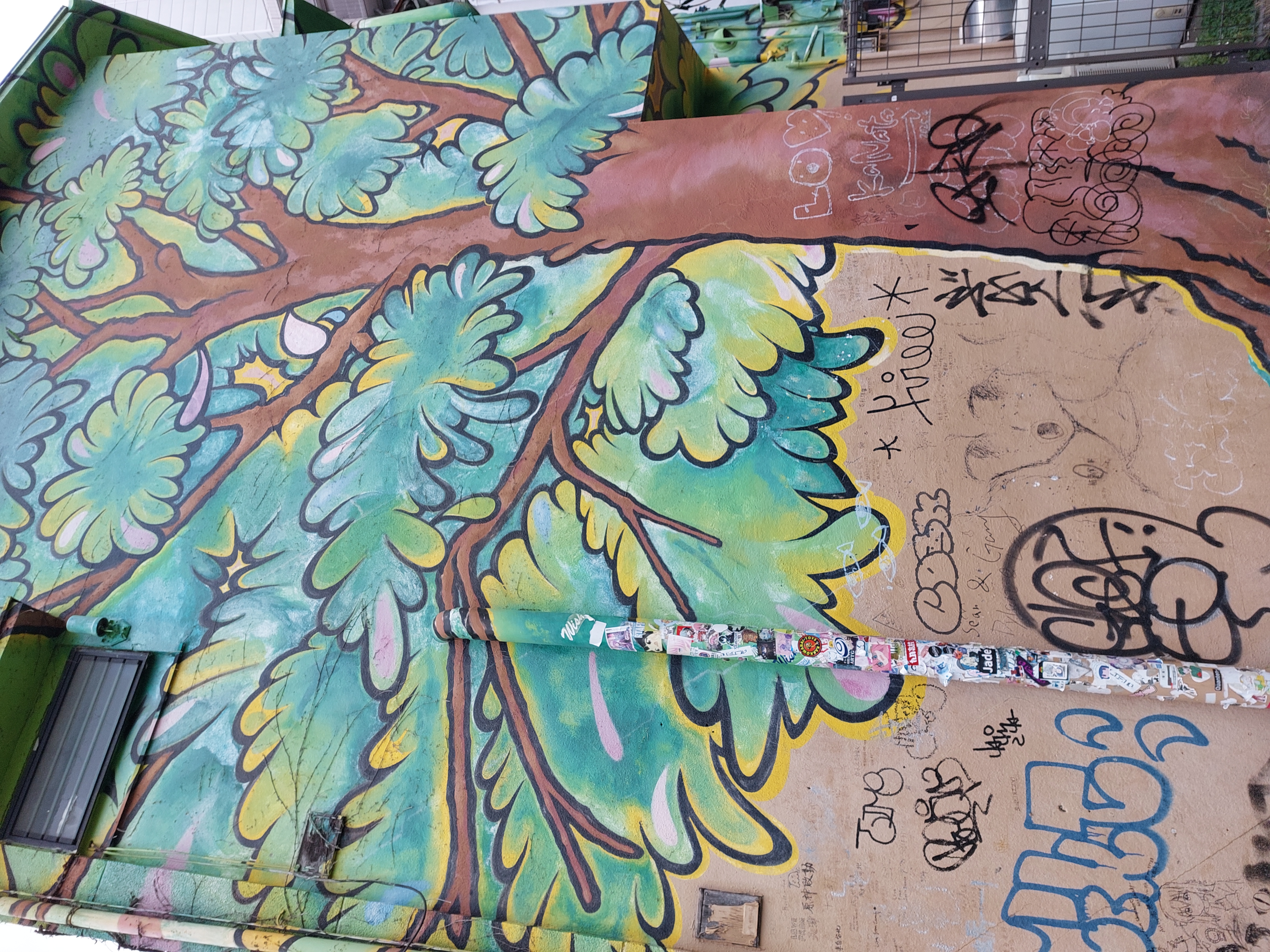 下北沢の木の壁画