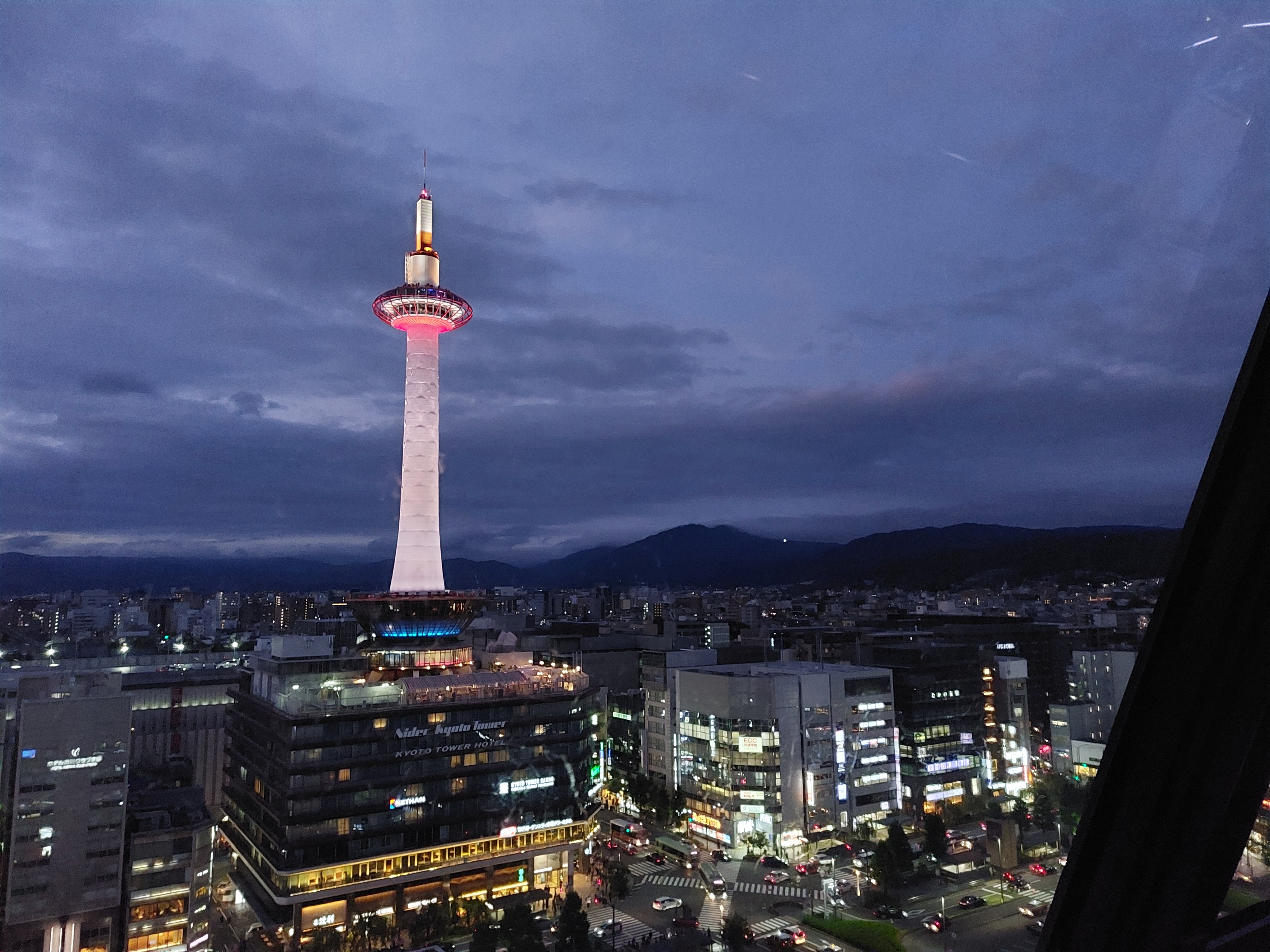 京都駅ビル空中経路からの京都タワー