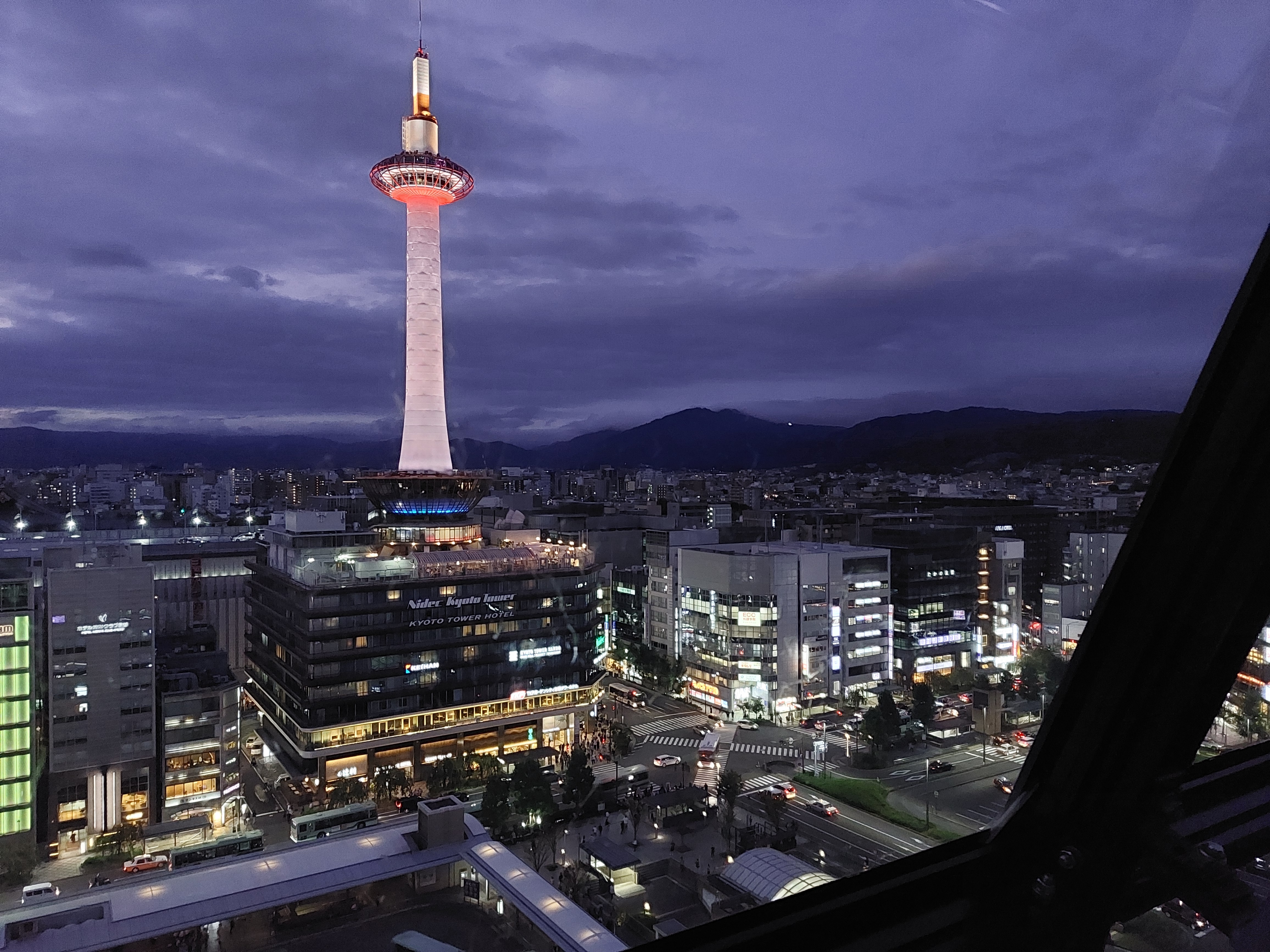 京都駅ビル空中経路からの京都タワー